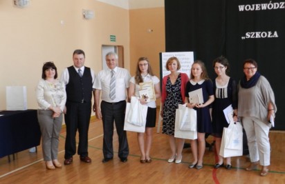 Laureatki konkursu z pisarką i organizatorami.